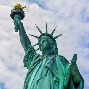 LIBERTY STATUE NEW YORK LIBERTY STATUE NEW YORK